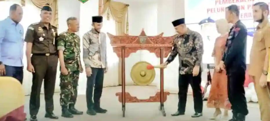 Wako Hendri Arnis pukul gong pembukaan sekaligus launching Koperasi Merah Putih se Kota Padang Panjang, Senin (8/9/2025) di pendopo Rudin Wako